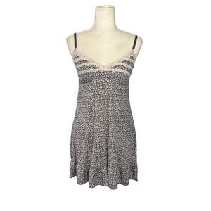 Marilyn Monroe Intimates gray and white short night dress with lace - M